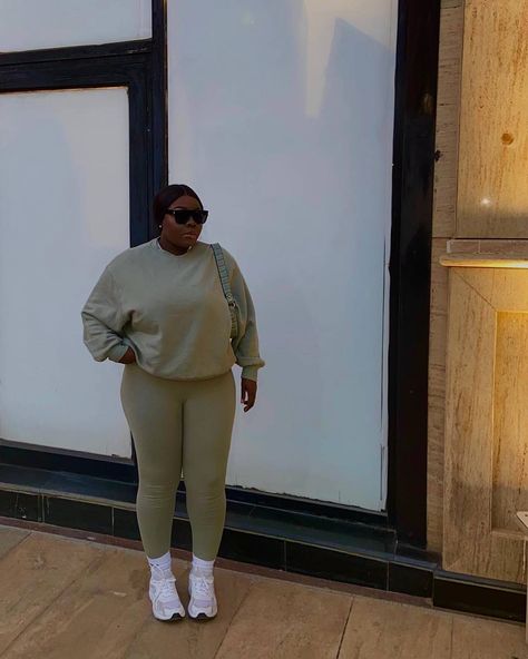 The 5 Airport Outfits Fashion People Love | Who What Wear Comfortable Airport Outfit, Leggings Outfit Spring, Cute Airport Outfit, Airport Travel Outfits, Plus Size Baddie Outfits, Airport Outfits, Airport Fits, Leggings Outfits, Gym Fits