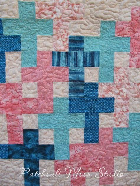 Cross Quilts Ideas, Cross Quilt Pattern, Quilts Easy, Prayer Crafts, Prayer Quilt, Quilt Crafts, Lap Quilt Patterns, Cross Quilt, Quilting Designs Patterns