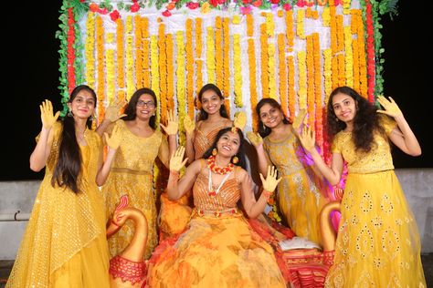 Haldi Photoshoot With Friends, Haldi Ceremony Bride, Haldi Stills, Haldi Ceremony Outfit For Men, Mehendi Photography Bridal, Haldi Pics, Haldi Photography Ideas, New Dulhan Pose, Funny Wedding Poses