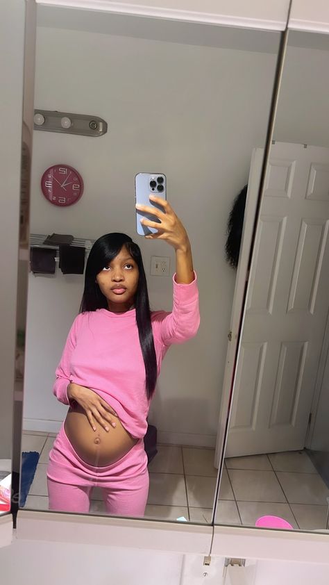 Small Pregnant Belly, Baddie Pregnancy Outfits, Pregnant Black Women, Pregnant Baddie, Pregnant Belly Aesthetic Black, Pregnant Women With Locs, Pregnant Small Bump, Small Baby Bump, Pregnant Flicks