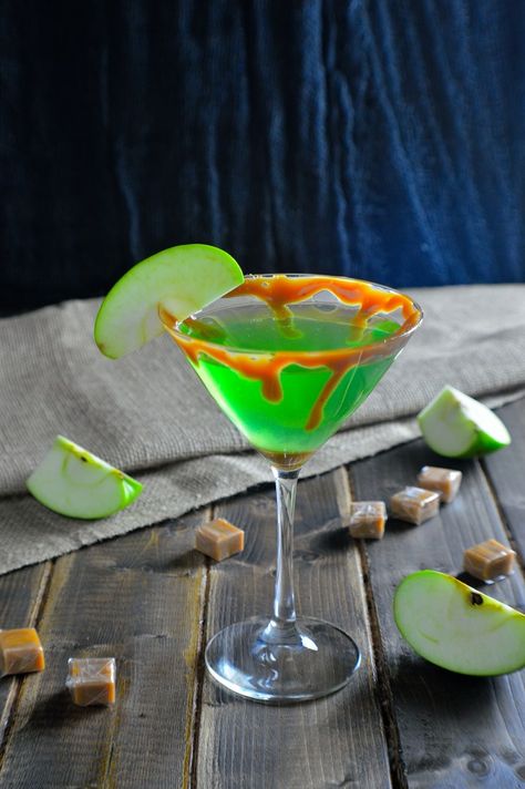 Whiskey Apple Cider, Apple Martini Recipe, Cider Martini, Caramel Apples Halloween, Caramel Martini, Caramel Apple Martini, Apple Pucker, Gluten Free Drinks, Apple Cocktail