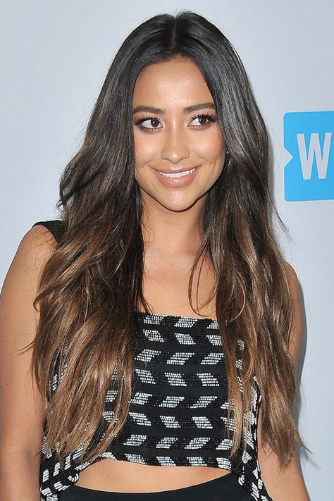 Shay Mitchell Wavy Dark Brown Angled, Loose Waves, Ombré, Two-Tone Hairstyle | Steal Her Style Shay Mitchell Haircut, Shay Mitchell Hair, Dark Ombre Hair, Layers Haircut, Best Ombre Hair, Hair Cuts 2017, Hair Asian, Steal Her Style, Blonde Hairstyles