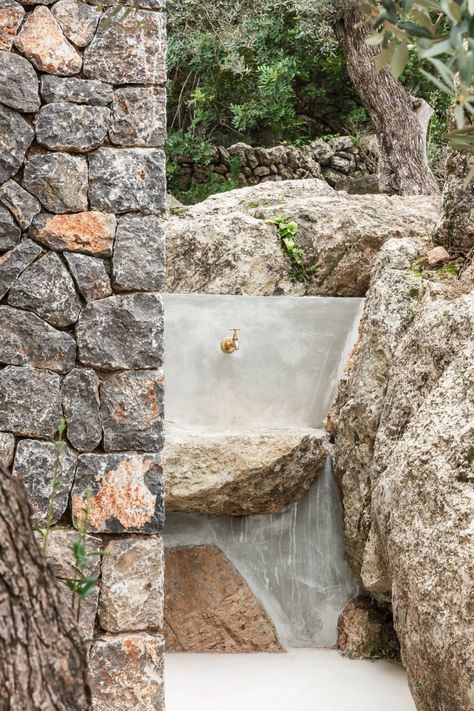 Tucked away high up in Mallorca's Tramuntana mountains, The Olive Houses are run year-round by Mar Plus Ask as a silent refuge where solo architects, writers and artists can stay free from interruption. Pale Pink Room, Grid Architecture, Joshua Tree Park, Dry Stack Stone, Sleeping Pods, Off Grid House, Camping Pod, Purple Home, Pink Houses