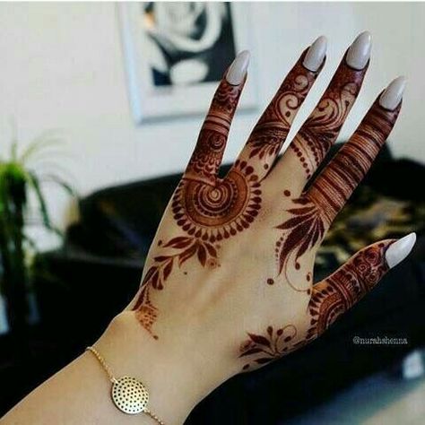 Roka Ceremony, Finger Henna Designs, Tato Henna, Mehndi Designs 2018, Bridal Mehendi Designs Hands, Henna Art Designs, Modern Henna Designs, Mehndi Design Pictures, Modern Mehndi Designs