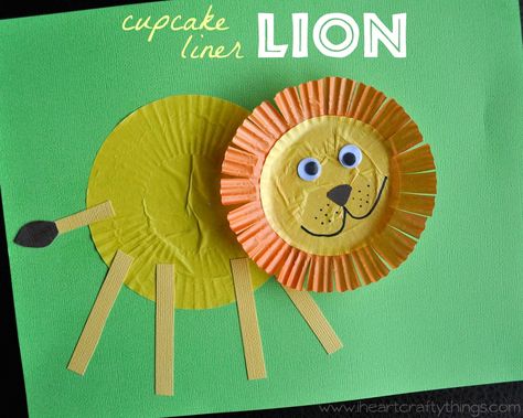 Lion Craft made out of Cupcake Liners. Fun and simple for kids of all ages! via www.iheartcraftythings.com Snöflingor I Papper, Letter L Crafts, Cupcake Liner Crafts, Lion Craft, Daniel And The Lions, Fox Crafts, Church Crafts, Plate Crafts, Lion Guard