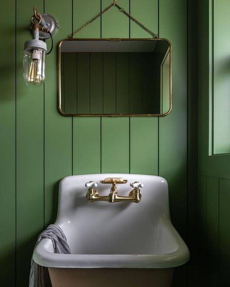 Heidi Caillier on Instagram: “The best design comes when clients give you creative control 💚. 📷: @haris.kenjar #heidicaillierdesign #interiordesign #green” Farmhouse Powder Room, Rustic Bathroom Lighting, Green Room Decor, Beadboard Bathroom, Vintage Sink, White Sink, Green Rooms, Rustic Bathroom, Ship Lap Walls