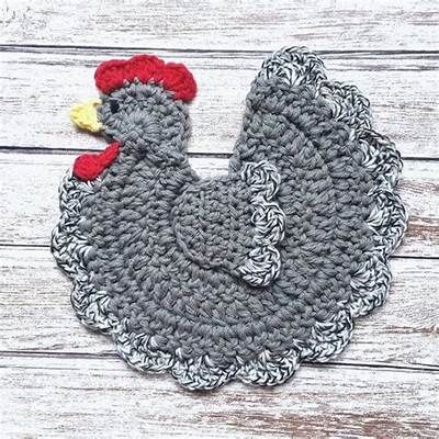 Chicken pot holder | Sewing patterns, Chicken crafts, Chicken quilt Chicken Pot Holder, Crocheted Chicken, Kitchen Grey, Crochet Potholder Patterns, Crochet Hot Pads, Chicken Pattern, Confection Au Crochet, Crochet Chicken, Potholder Patterns