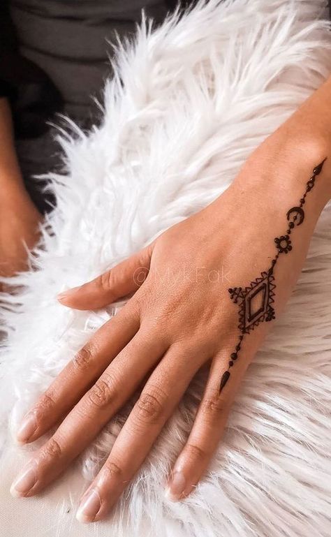 simple Henna designs, minimal henna designs, henna designs for kids, henna designs for hand, henna Designs palm, simple henna designs for beginners, henna designs for hand easy, mehndi designs, wedding henna designs, henna hand designs Modern Mehndi Designs Front Hand, Minimal Henna Designs, Minimal Henna, Small Henna Tattoos, Small Henna Designs, Henne Tattoo, Cream Tattoo, Cute Henna Designs, Cute Henna Tattoos