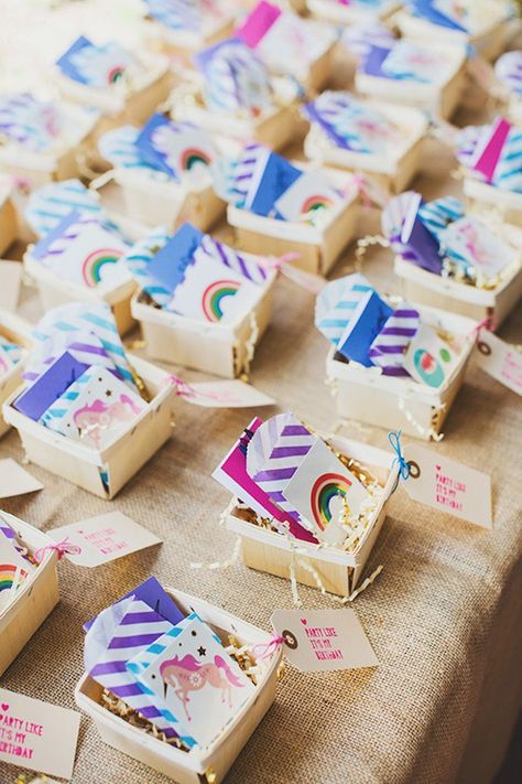 Brighten the end of the party up with these colorful to go boxes. Unicorn Party Favor Ideas, Rainbow Unicorn Party Favors, Unicorn Party Favor, Unicorn Wedding, Rainbow Unicorn Party, Country Love, Unicorn Themed Birthday Party, Rainbow Parties, Unicorn Party Favors