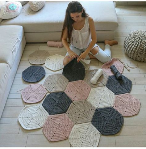 Crocheted Rugs, Crochet Carpet, Confection Au Crochet, Crochet Rug Patterns, Crochet Blanket Designs, Mode Crochet, Cotton Carpet, Crochet Hexagon, Crochet Home Decor