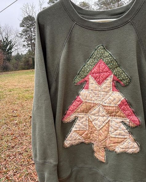 Christmas crewneck with vintage quilted tree! Sized Medium. $45 Comment to purchase🥰 #christmassweater #handmade #vintageclothing… | Instagram Quilted Christmas Trees, Christmas Tree Sweatshirt, Quilt Applique Ideas, Quilted Christmas Sweatshirt, Christmas Patchwork Sweatshirt, Quilt Patch Sweatshirt, Upcycled Quilt Clothes, Diy Christmas Sweatshirts, Diy Upcycled Clothing