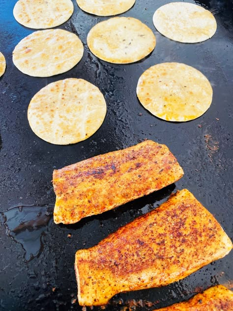 Black Stone Fish Tacos, Fish Tacos On Blackstone, Fish Tacos On Blackstone Griddle, Fish Tacos Blackstone, Fish Recipes On Blackstone, Mahi Mahi On Blackstone, Mahi Mahi Recipes Blackstone, Mahi Mahi Blackstone, Seafood On Blackstone Griddle