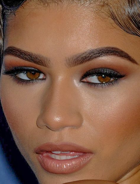 Celebrity Makeup Inspiration - Zendaya Coleman | #makeup #makeupinspo Zendaya Eyebrows, Zendaya Makeup, Zendaya Hair, Red Carpet Makeup, Dark Eye Makeup, Zendaya Maree Stoermer Coleman, Celebrity Makeup Looks, Zendaya Style, Zendaya Coleman