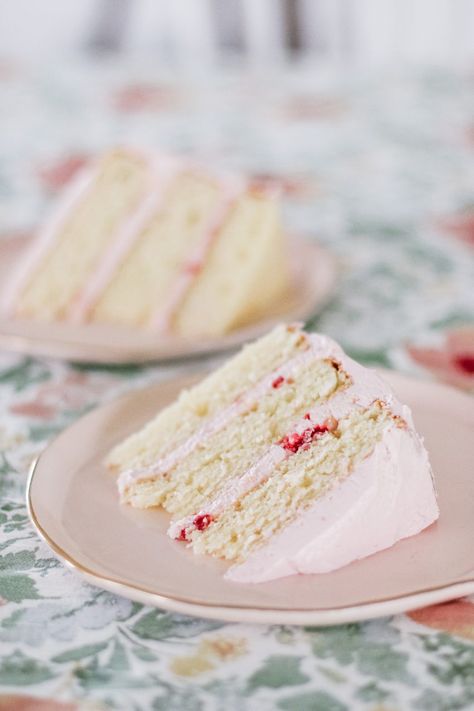 Swiss Buttercream Cake, Raspberry Cake Ideas, Meringue Cake Decoration, Vanilla And Raspberry Cake, Raspberry Buttercream Cake, Raspberry Vanilla Cake, Raspberry Meringue Cake, Raspberry Swiss Meringue Buttercream, Vanilla Cake Raspberry Filling