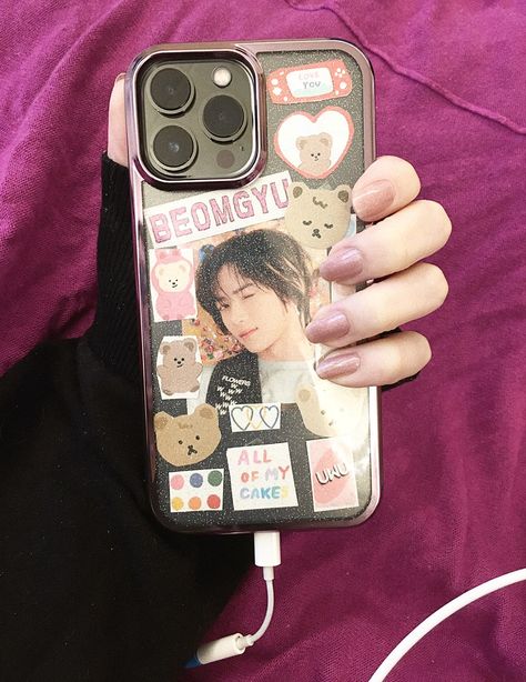 iPhone 13 pro max with clear phone case photocard of beomgyu from TXT with stickers of bears and colorful words How To Decorate Phone Case, Clear Phone Case Design, Be Aesthetic, Diy Phone Case Design, Kpop Phone Cases, Creative Iphone Case, Iphone Stickers, Hp Case, Kpop Diy