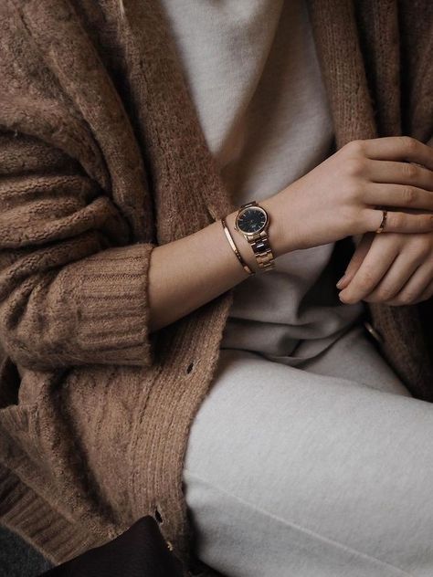 Trendy Watches Women, Attitude Photo, Stylish Watches For Girls, Trendy Watches, Vintage Watches Women, Hand Watch, Womens Watches Luxury, Mens Fashion Classy, Classy Jewelry