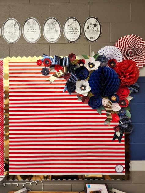 Usa Bulletin Board, Patriotic Bulletin Board Ideas, 4th Of July Bulletin Board, July Bulletin Board Ideas, Patriotic Classroom Theme, Usa School, Easel Ideas, Patriotic Classroom, Bulletin Borders