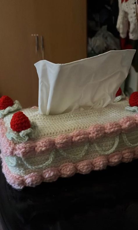 crochet cake tissue box by mahum 🎀 <33 Crochet Tissue Box Cover Cake, Crochet Cake Tissue Box Cover, Coquette Knitting, Rave Crochet, Crochet Tissue Box Cover, Diy Tissue Box Cover, Crochet Room, Minimalist Cake, Crochet Gift Ideas