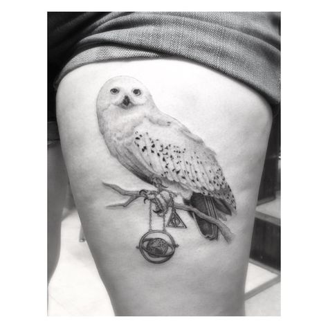 Hedwig tattoo by Dr. Woo, love the detail on the owl Snowy Owl Tattoo, Hedwig Tattoo, White Owl Tattoo, Owl Tat, Hedwig Owl, Dr Woo, Harry Potter Owl, Harry Potter Hedwig, Tattoo Zeichnungen