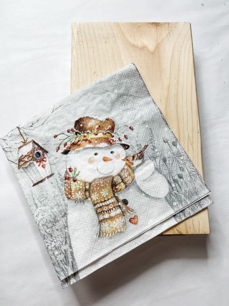 Classic Snowman Napkin DIY Winter Decor - DIY Decor on a budget Christmas Napkin Mod Podge, Christmas Napkins Crafts, Napkin On Wood Decoupage, Christmas Napkin Decoupage Ideas, Decopauge Christmas Crafts, Napkin Art Diy Crafts, Christmas Decoupage Ideas Paper Napkins, Paper Napkin Crafts Ideas, Modge Podge Napkins Ideas On Wood