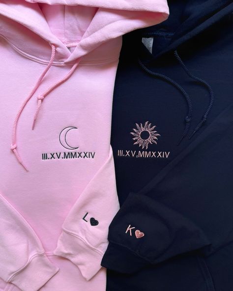 Send this to ur bully & they’ll owe you matching hoodies🙈💓 These customs are getting wild😂 Which one would you get?💖 This gift is something they will wear forever & when they wear it they’ll be reminded of how much love & appreciation you have for them🫶🏼 SHOP NOW~Link in bio<3 ~~ #anniversary #anniversarygift #gift #embroiderymachine #embroidery #custominitials #asmr #embroideryasmr #SmallBusiness #bfgiftideas #gfgiftideas #boyfriendgiftideas #girlfriendgiftideas #matchingcouplesoutfit... Iron On Hoodie Ideas, Diy Matching Hoodies For Best Friends, Embroidery Hoodie Diy Couple, Embroidery On Hoodies For Boyfriend, Embroidery Designs For Couples Hoodies, Embroidered Couple Hoodie, Best Friend Bucket List, Hoodie Diy, Matching Hoodies