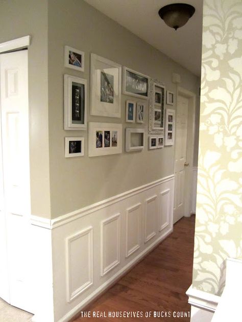 Bottom Half Of Wall Panel, Collage Hallway, Photos Hallway, Hallway Collage, Hallway Frames, Hallway Pictures, Idea Paint, Painted Frames, Small Gallery