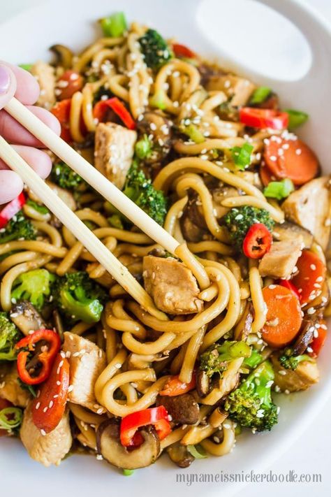 Chicken And Vegetable Noodle Bowl recipe.  Perfect for a weeknight meal and made in under 30 minutes!  |  mynameissnickerdoodle.com Pesto Chicken Pasta Recipes, Chicken Pasta Creamy, Snickerdoodle Recipes, Udon Noodles Recipe, Vegetable Noodle, Noodle Bowls Recipes, Pasta Creamy, Mediterranean Bowls, Vegetable Noodles