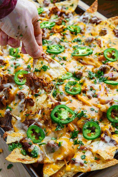 Mexican Shredded Beef Nachos Shredded Beef Nachos, Beef Nachos Recipe, Shareable Snacks, Ground Beef Nachos, Loaded Nachos Recipe, Mexican Recipies, Nacho Recipes, Gif Food, Nachos Recipe Beef