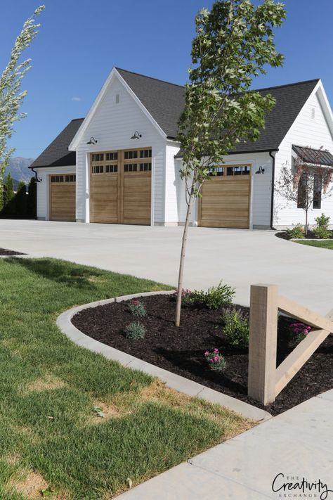 Plan Garage, Farmhouse Garage, Modern Garage Doors, Farmhouse Exterior Design, Garage Addition, Garage Door Design, Barn Garage, Modern Farmhouse Home, Modern Garage