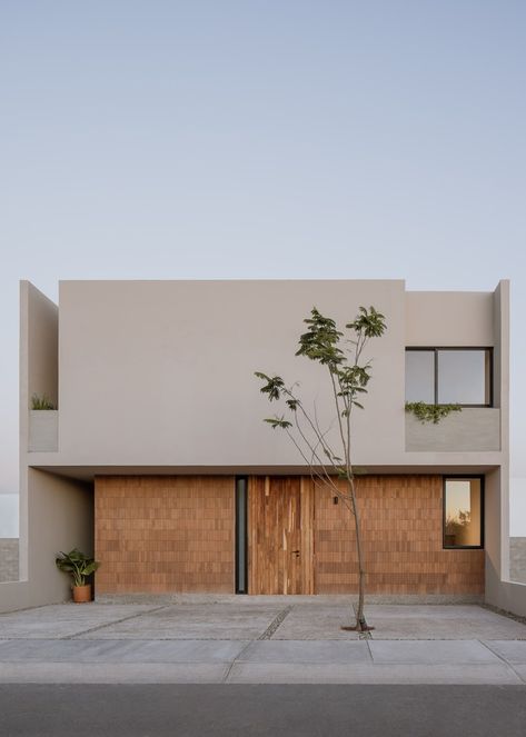 Gallery of San Martín House / Toru Arquitectos - 6 Facade Architecture Design, Minimalistic Art, Architecture Building Design, Minimalist House Design, Concrete House, House Exterior Design, Minimalist Architecture, Ideas Casa, Facade Architecture