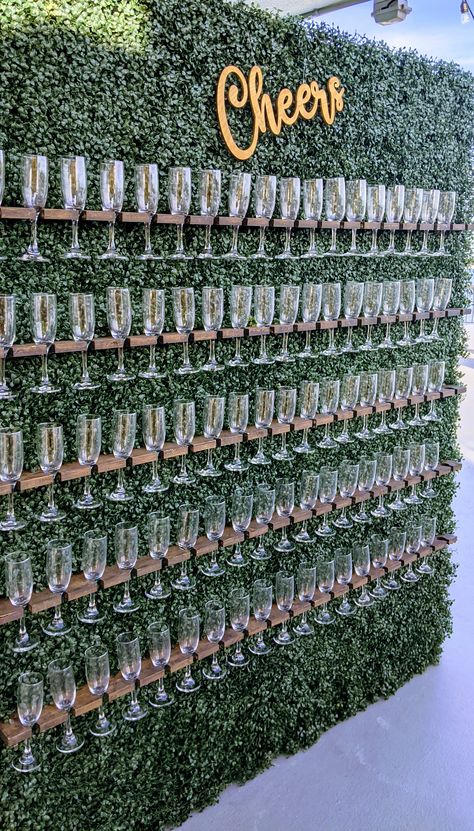 Champagne Wall Alternative, Wall Of Champagne Glasses, Wedding Cocktail Wall, Grass Champagne Wall, Welcome Champagne Wall, Wedding Wine Wall, Champagne Station Wedding, Champagne Display Ideas, Champagne Board Ideas