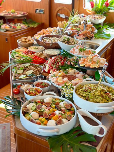 Summer Buffet Food Ideas, Finger Food Table Ideas, Easter Brunch Buffet, Salmon Platter, Marinated Olives, Decorações Com Comidas, Party Food Buffet, Brunch Table, Gourmet Cheese