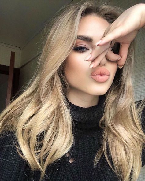 Instagram post by @woe_pub • Dec 21, 2019 at 4:55pm UTC Balayage Blonde Medium, Champagne Blonde Balayage, Balayage Hair Dark Black, Balayage Hair Blonde Short, Balayage Hair Blonde Medium, Brown Hair With Highlights And Lowlights, Hair Color Guide, Short Relaxed Hairstyles, Champagne Blonde