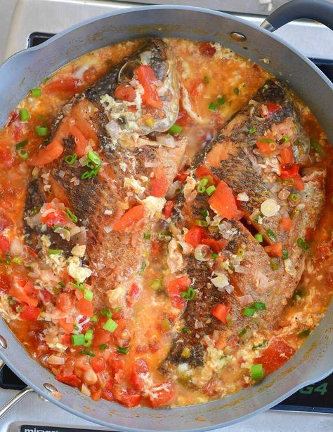 Sarciadong Isda Recipe Fish With Sauce, Fish Tilapia, Tilapia Recipe, Gluten Free Fish, Hearty Lunch, Tilapia Recipes, Easy Fish Recipes, Filipino Food, Filipino Recipes