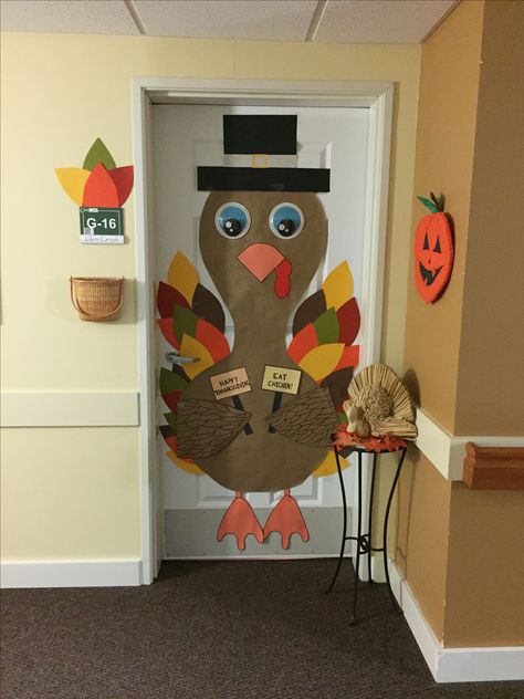 Turkey DIY door decoration. Very easy and super cute for Thanksgiving Door Decoration Thanksgiving, Turkey Classroom Door Ideas, Turkey Door Decorations, Turkey Door Decorations Classroom, Turkey Classroom Door, Thanksgiving Door Ideas For Classroom, Thanksgiving Door Decorations Classroom, Thanksgiving Classroom Door, Thanksgiving Door Decorations