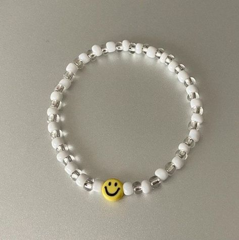 Smile Beads Bracelets, Blackpink Beaded Jewelry, Kpop Inspired Jewelry Diy, Small Bead Bracelet Ideas Aesthetic, Kpop Inspired Beaded Jewelry, Kpop Beaded Jewelry, Itzy Bracelet, White Bracelet Beads, Small Beaded Bracelets Diy