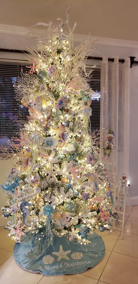 Under The Sea Christmas, Tropical Christmas Trees, Beachy Christmas Tree, Beach Christmas Trees, Beach Christmas Decorations, Christmas Tree Inspo, Coastal Christmas Tree, Tree Inspiration, Florida Christmas