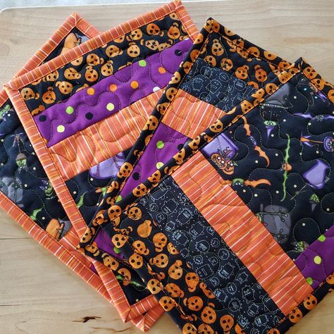 Halloween mug rug snack mat miniature quilt witches brew | Etsy Fall Quilt Patterns, Table Topper Patterns, Halloween Sewing, Mug Rug Patterns, Halloween Table Runners, Rug Patterns, Pretty Mugs, Miniature Quilts, Halloween Quilts