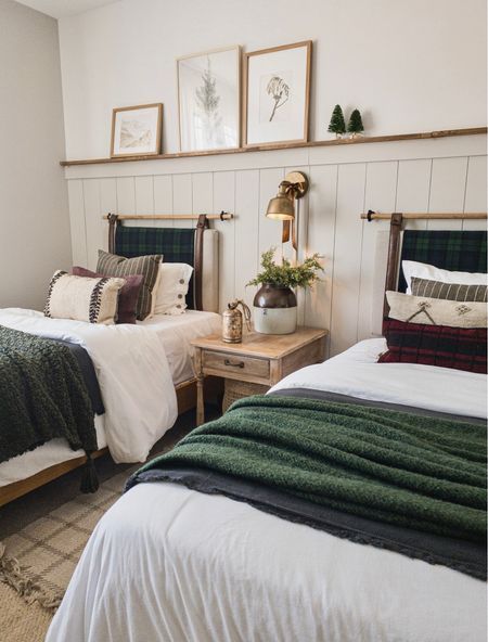 Beach Cabin Bedroom, Twin Beds For Boys, Twin Beds Guest Room, Lodge Bedroom, Christmas Bedroom Ideas, Christmas Bedroom Decor, Boy Bedrooms, Guest Bedroom Design, Cabin Bedroom