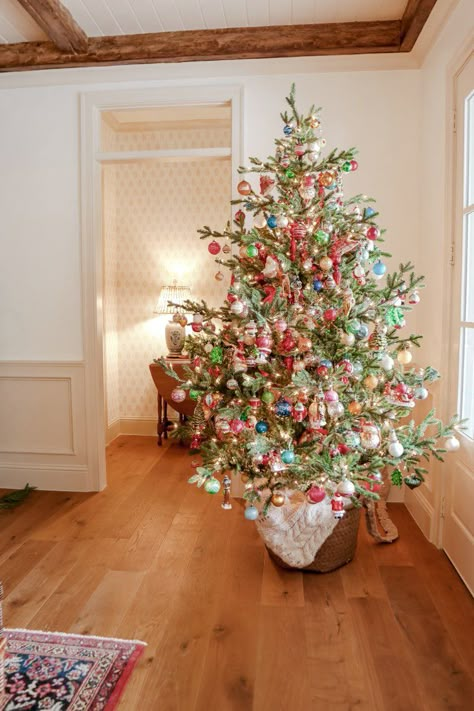 Timeless Traditional Christmas Home Tour - Rockwall Holiday Home Tour - Farmhouse Living Red Green And Pink Christmas Tree, Where To Put Christmas Tree, Cottage Core Christmas Decor, English Cottage Christmas Decor, 2024 Christmas Tree Trends, Old Fashioned Christmas Tree, Apartment Decor Black, Nostalgic Christmas Tree, Vintage Inspired Christmas Tree