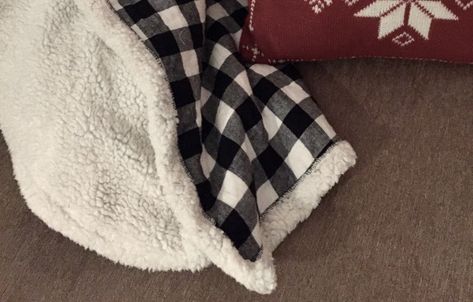 This flannel and cuddle fabric throw blanket is super cozy and is really easy to make, a perfect last minute DIY gift idea! Easy Blankets To Make, Diy Throw Blankets, Quilt Gifts, Diy Throws, Fleece Projects, Flannel Blankets, Diy Blanket Ladder, Easy Quilt, Cute Blankets