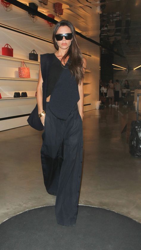 Airport Outfit Fall 2024, Viktoria Beckham, Victoria Beckham Outfits, Victoria Beckham Style, Victoria Fashion, Fall Inspiration, Mode Casual, Looks Street Style, Olivia Palermo