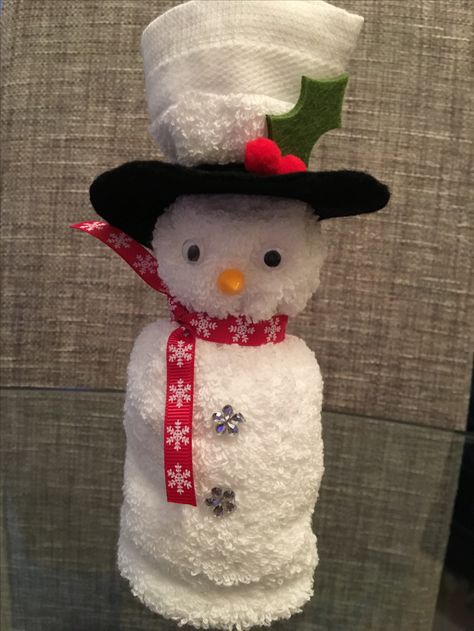 Washcloth Snowman Diy, Face Cloth Animals, Face Cloth Folding Ideas, Wash Cloth Folding Ideas, Washcloth Crafts Diy, Cloth Snowman, Washcloth Animals, Washcloth Crafts, Towel Folding