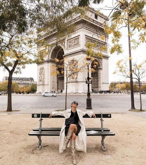 How To Pose In Paris, Paris Photoshoot Ideas, Paris Trip Outfits, Paris Instagram Pictures, Paris Photo Ideas, Paris Travel Photography, Vision Boarding, Travel Pose, Paris Winter