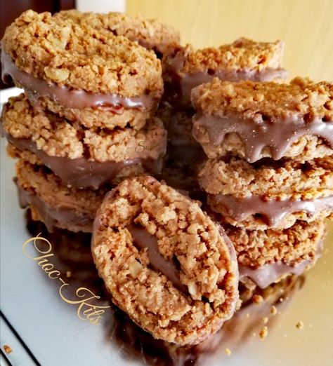 Chocolate Biscuit Recipe, Halaal Recipes, Pastries Recipes, Cookie Recipes Decorating, Biscotti Recipe, Best Bread Recipe, South African Recipes, Tasty Baking, Biscuit Cookies