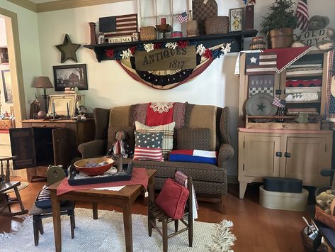 Patriotic Living Room, Americana Living Rooms, Primitive Americana, Virginia Usa, Patriotic Decor, Patriotic Decorations, Great Love, Decoration Ideas, Living Rooms