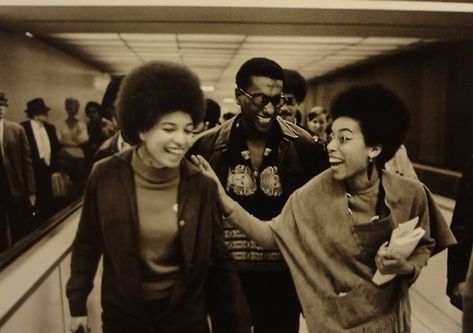 24 Powerful Images of Black Women and Children During the Black Panther Movement Black Panther Women, Kwame Ture, Vintage Tattoo Sleeve, Emory Douglas, Stokely Carmichael, Black Panthers Movement, Black Power Movement, Angela Davis, The Black Panther