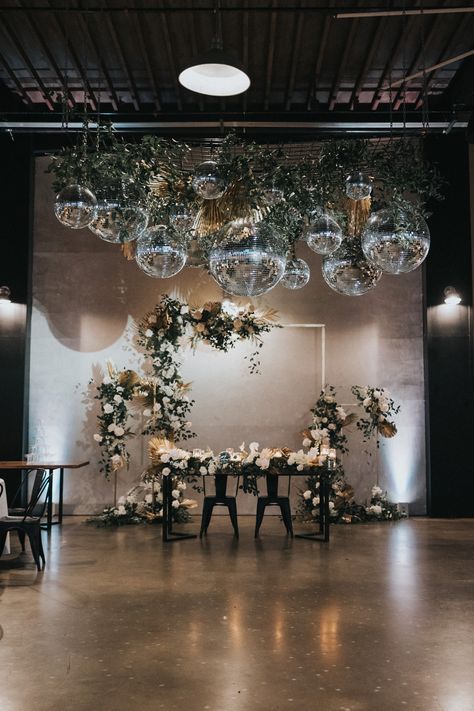 Dive Bar Wedding Reception, Disco Wedding Reception, Table Wedding Decorations, Disco Ball Wedding, Retro Wedding Inspiration, Cocktail Decor, Disco Ball Decorations, Wedding Sweetheart Table, Sangeet Night