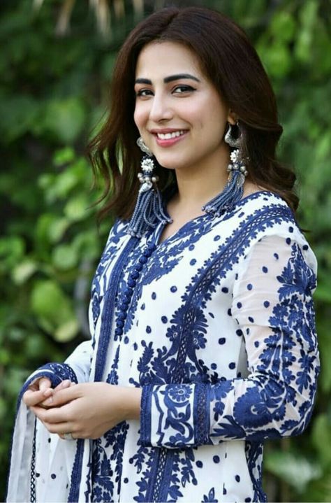 Ushna Shah Dresses, Pakistan Actress, Ushna Shah, Cute White Dress, Girls Boys Dp, Body Hot, Pakistani Drama, Pakistani Celebrities, Dp Stylish