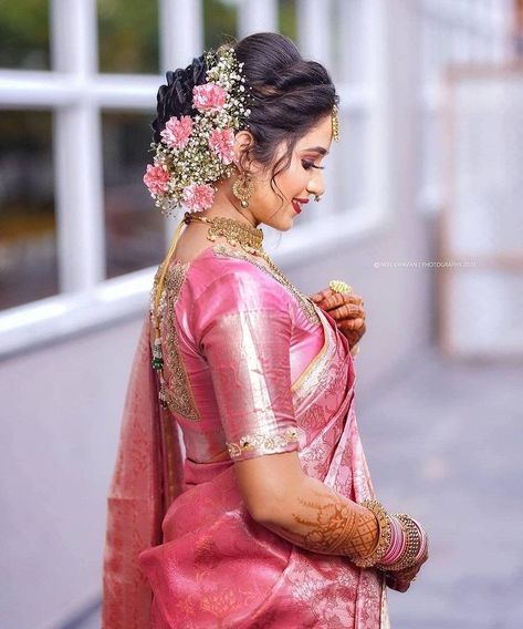 Instagram पर WittyVows: “#couplegoals with this stunning couple 😍! Shot by: @neelchavanphotography . . . . . . #indianweddings #sare #sareelove #saree #pinksaree…” Saree Ke Sath Hairstyle, Maharashtrian Bride Hairstyle Bun, Khopa Hair Styles Maharashtrian, Bridal Hairstyle Indian, Hairstyle Indian Wedding, Hairstyle Indian, Bridal Hairstyle Indian Wedding, Latest Silk Sarees, Indian Bride Makeup